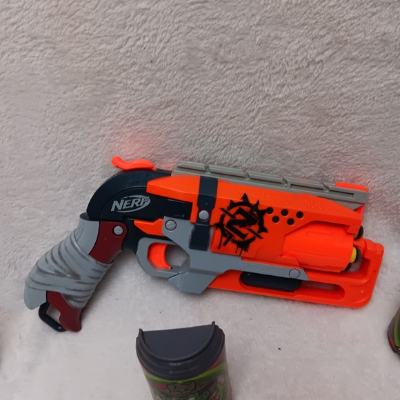 NERF Gun "Zombie Strike" with Accessories - Picture 2 of 4
